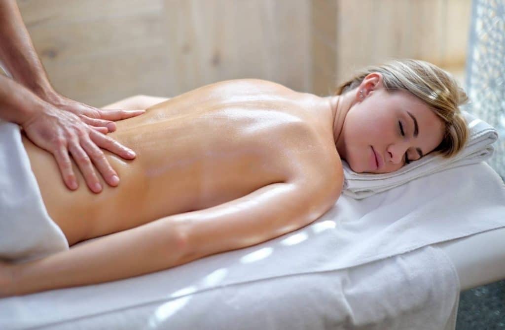 femme qui se fait masser