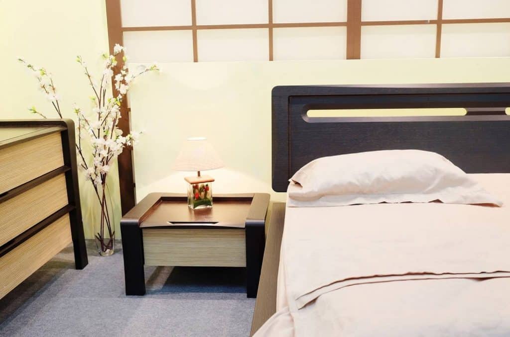 un lit dans une chambre au japon
