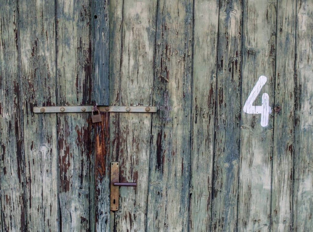 une porte avec chiffre 4