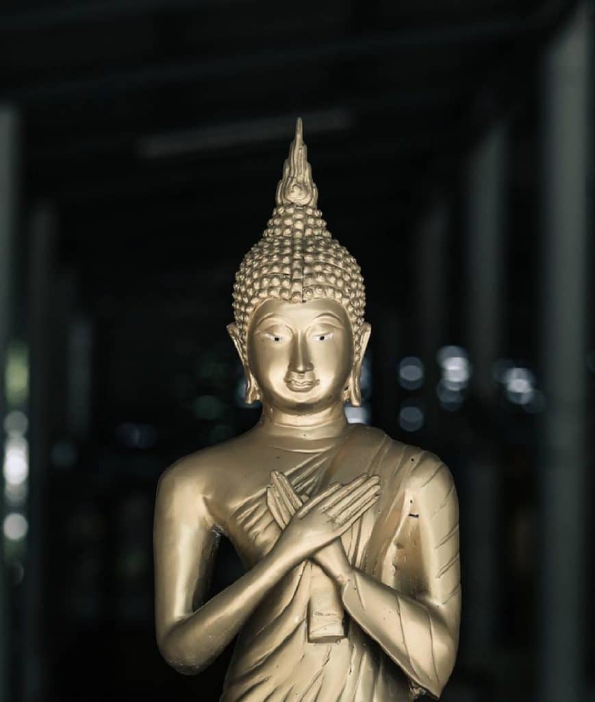 bouddha avec ses mains croisés sur sa poitrine symbole de tolérance