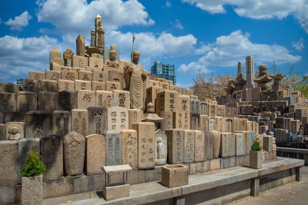 un cimetière avec des tombes au japon