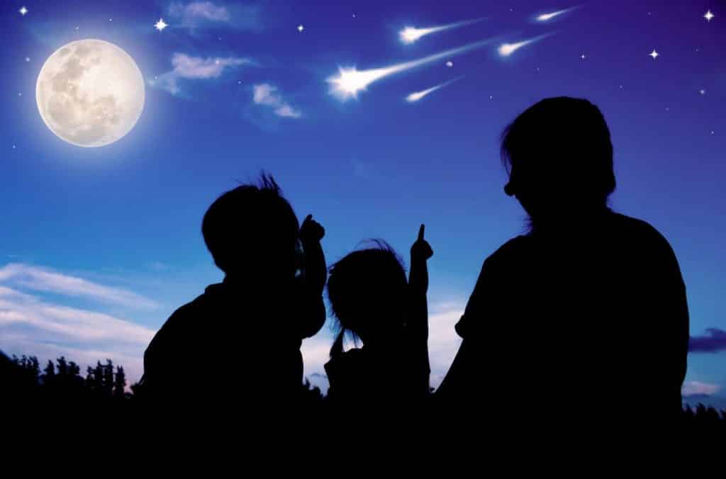 famille qui regardent le ciel dans la nuit