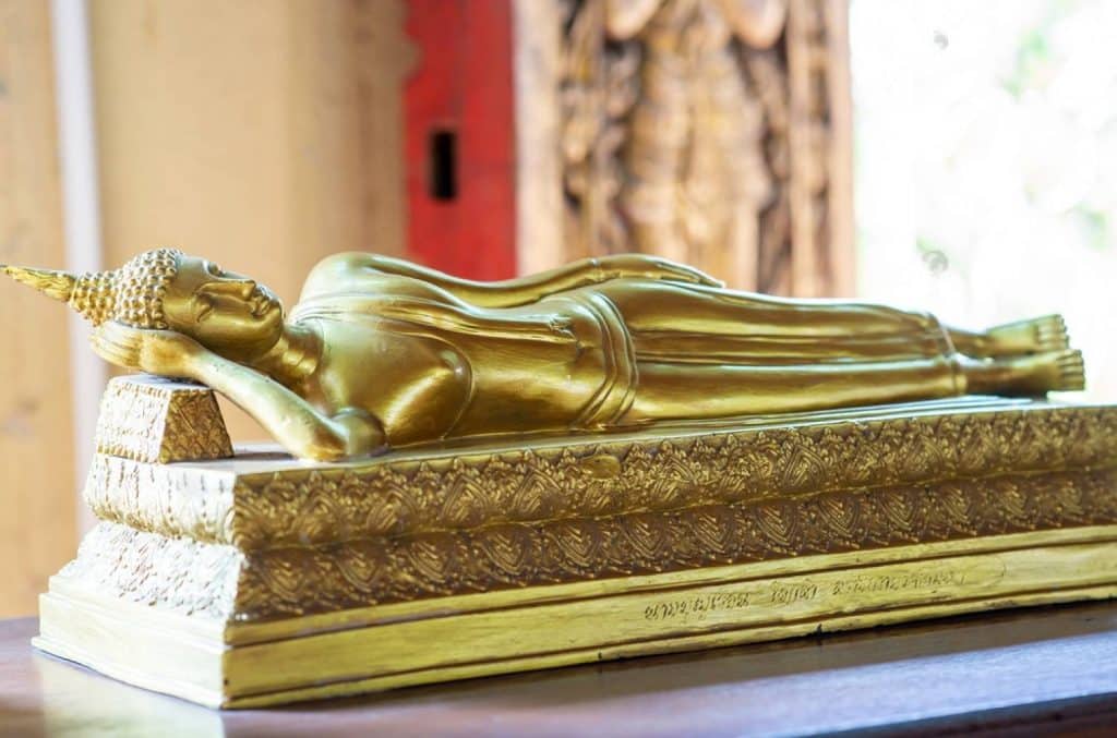 bouddha en position couché sur le coté 