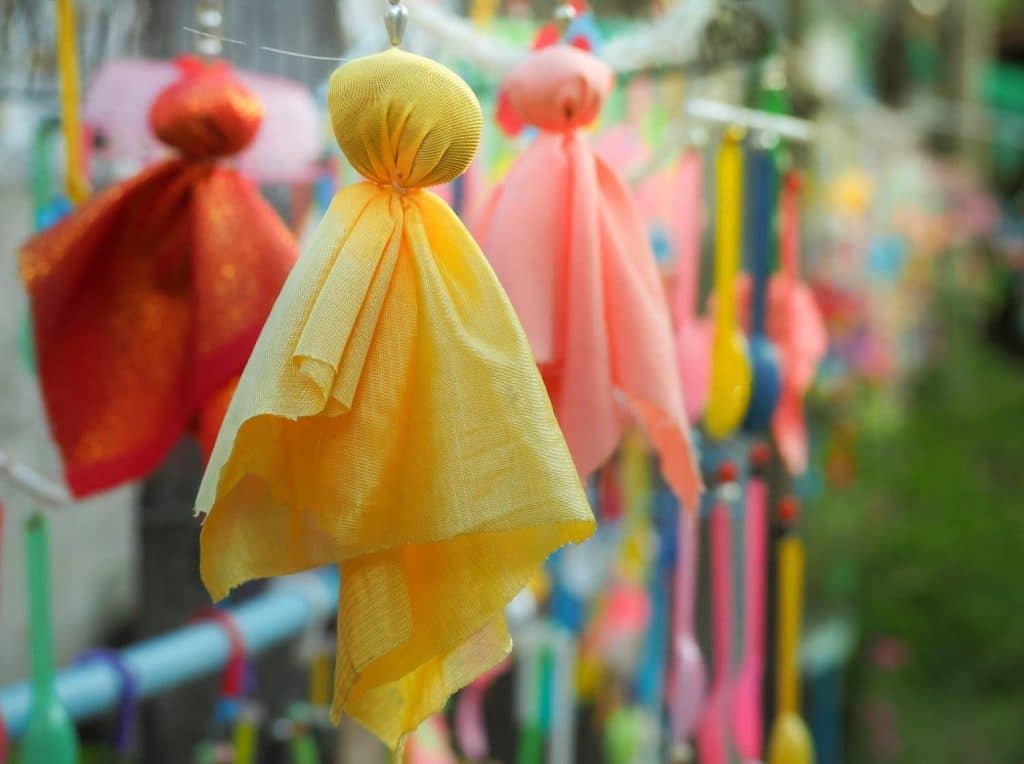teru teru bozu en tissu accrochés