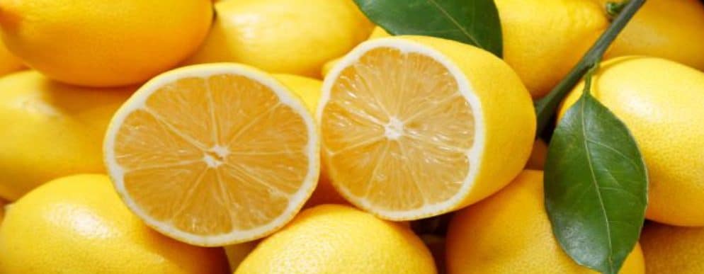 un citron jaune et ses feuilles