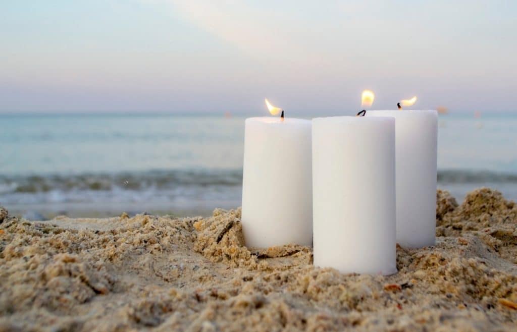 bougies blanches sur le sable