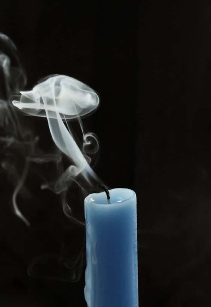 une bougie bleue avec de la fumée