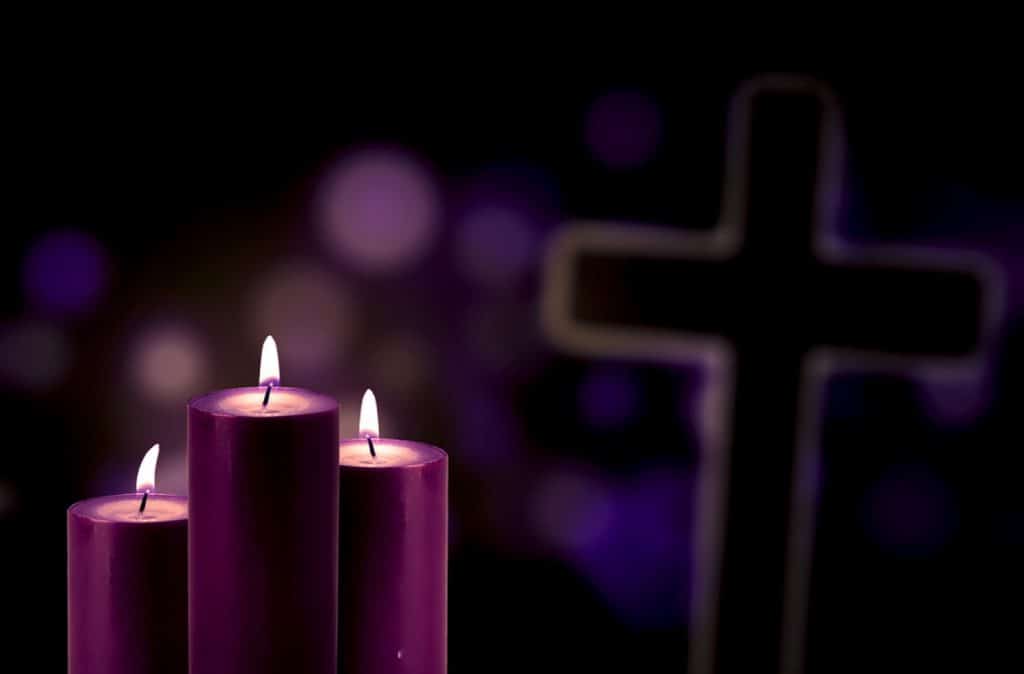 bougie violette allumée