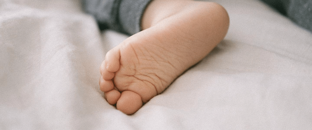 un pied de bébé avec les lignes du pied en dessous