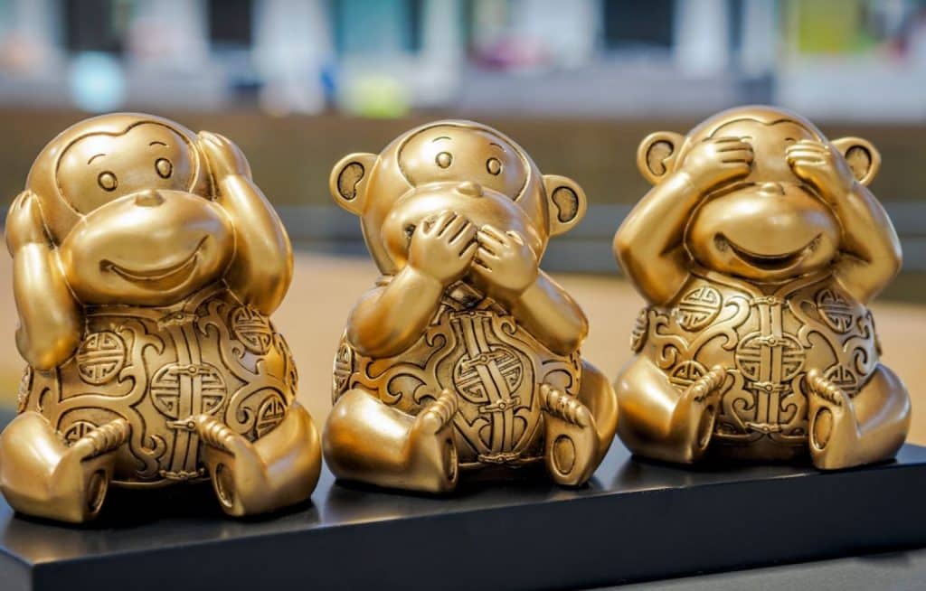 Statuettes des 3 singes de la sagesse l'un se cache les yeux, le second la bouche et le dernier les yeux.