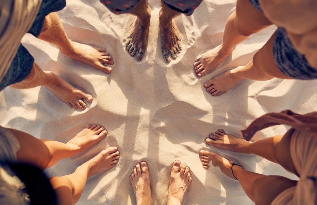 un groupe de personnes pieds nus avec différentes formes de pieds