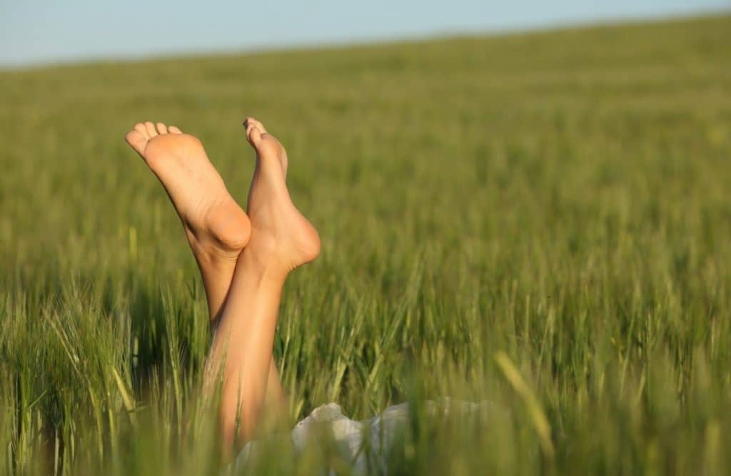 une femme dans l'herbe détendue