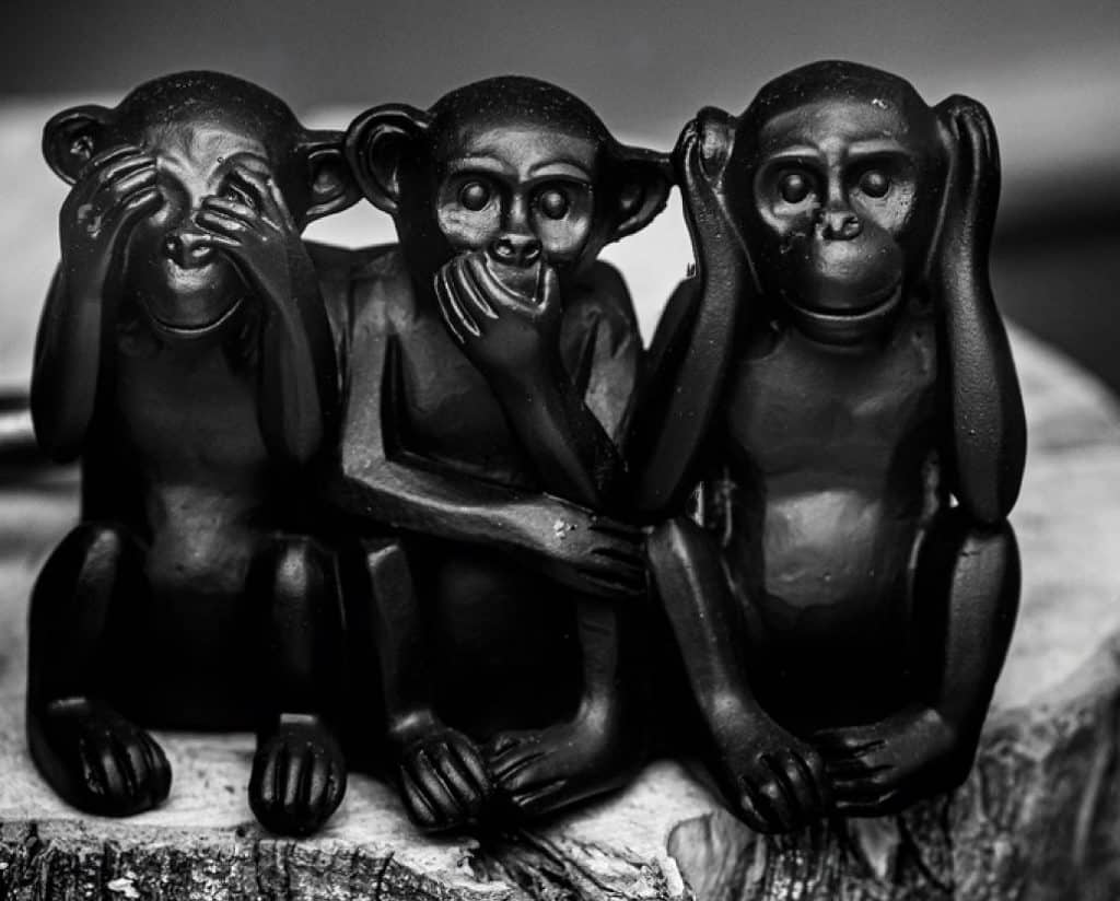 statue des 3 singes de la sagesse du dicton Ne pas voir le Mal, ne pas entendre le Mal, ne pas dire le Mal 