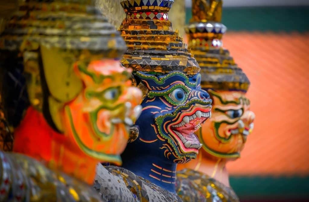 trois statues de yakshas aux couleurs différentes