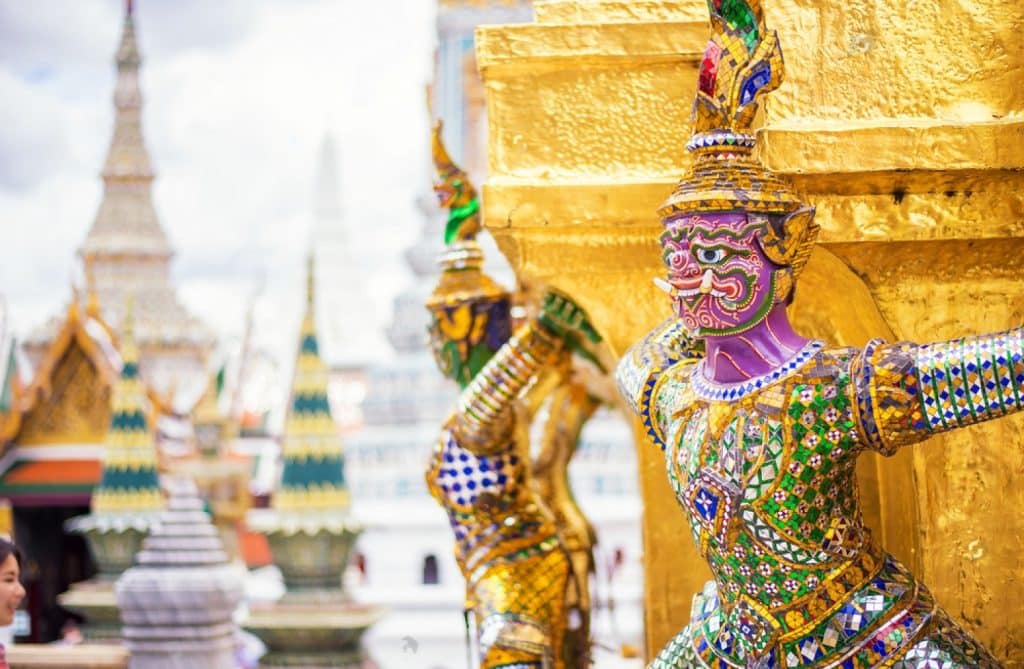 statues de yakshas sur le temple à Bangkok en thaïlande