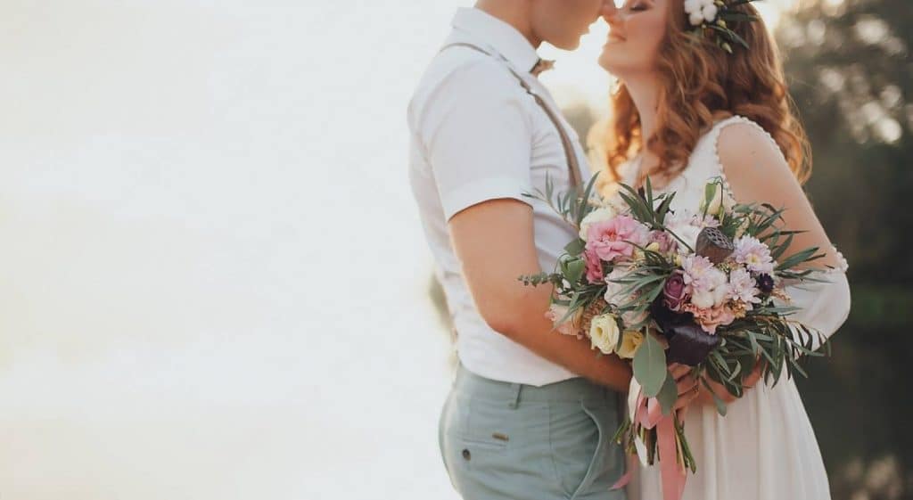 futurs mariés qui s'embrassent le jour du mariage