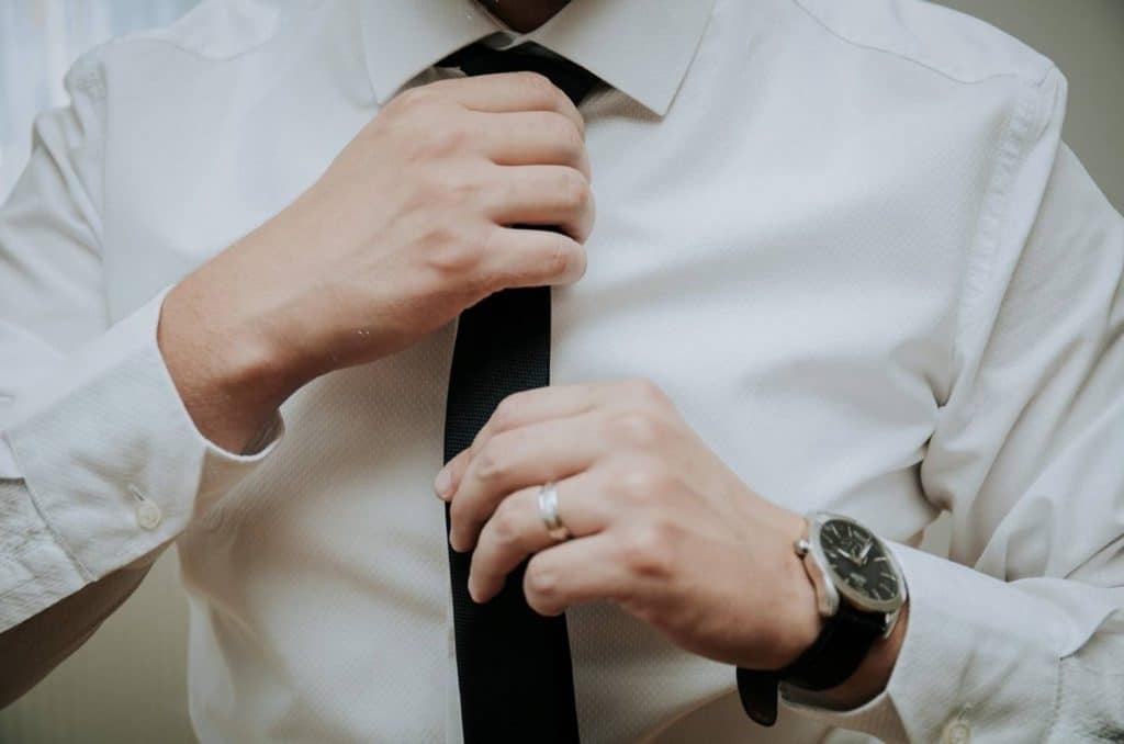 marié qui remet sa cravate le jour du mariage